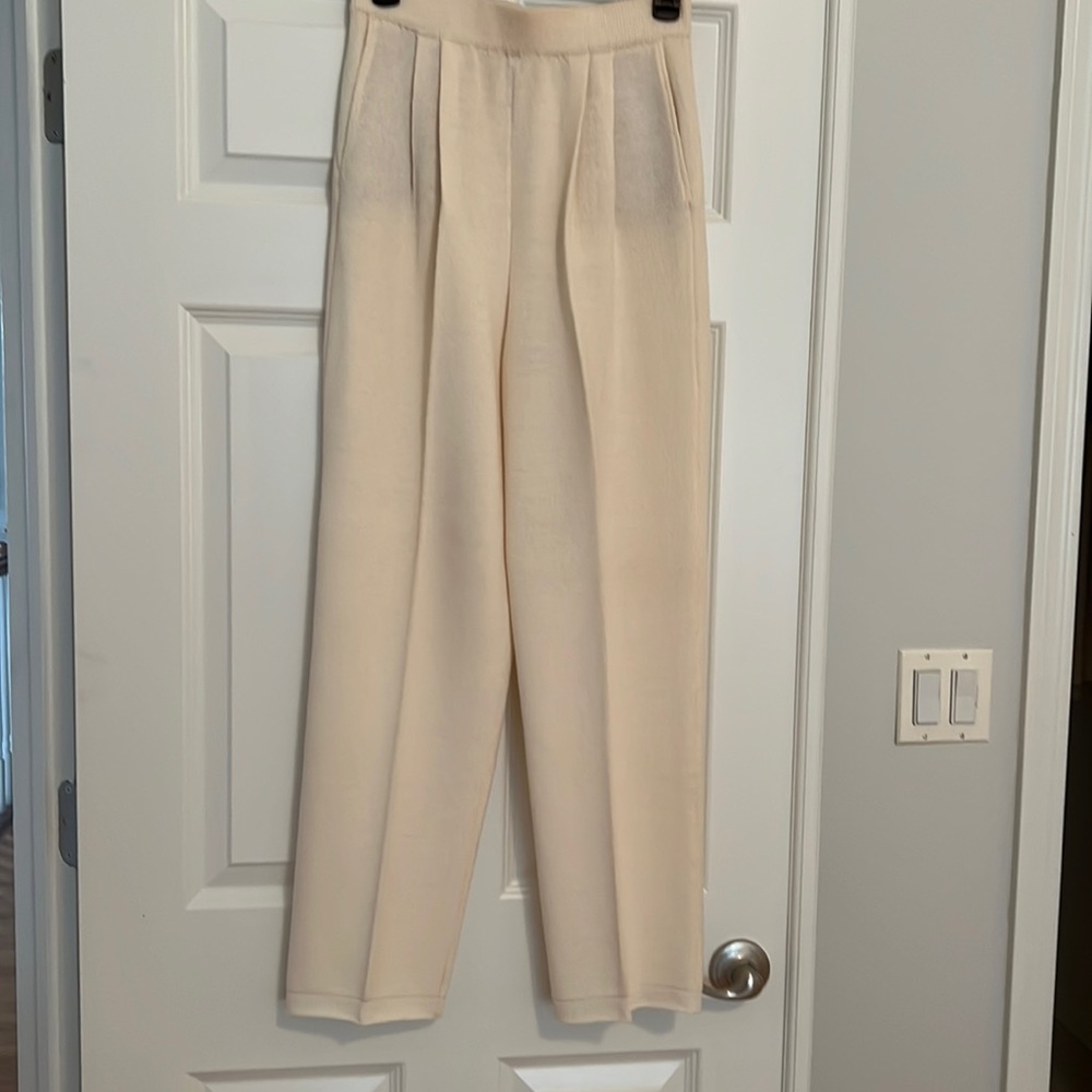Beautiful St John, Ivory pants.  Perfect for summer and fall.